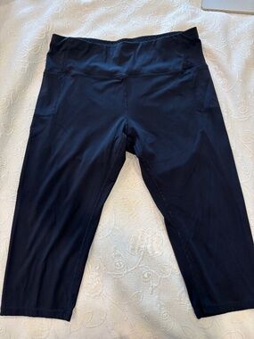 Black High Waisted Capri Athletic Leggings with Side Phone Pocket Size 2XL